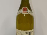 une bouteille de vin posée sur une table