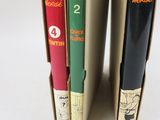 trois livres posés en rang sur une table