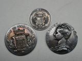 trois pièces d'argent représentant une femme et des armoiries