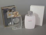 un flacon de parfum posé à côté d'une boîte sur une table