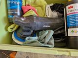 un bac vert contenant tout un tas de produits d'entretien