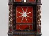une horloge posée sur une table