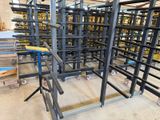 une grande salle remplie d'une multitude de rayonnages métalliques et de palettes
