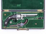 un vieux pistolet dans un étui vert muni d'une poignée noire