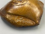 une image représentant une statue en bronze d'un joueur de baseball posée sur une surface blanche