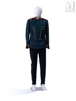 l'uniforme d'un homme en tenue militaire sur un mannequin