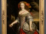 portrait d'une femme en robe rouge accompagnée d'un chien, dans un paysage