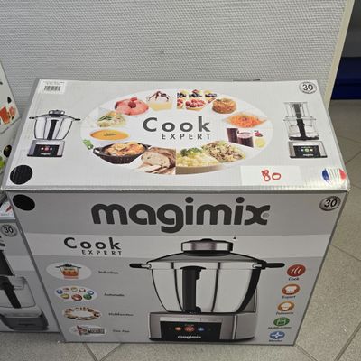 une boîte posée par terre à côté d'un mixeur