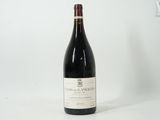 une bouteille de vin posée sur une table