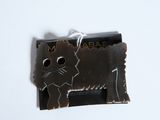 un chat noir assis sur une feuille de papier