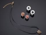 un assortiment de bijoux comprenant un collier, des boucles d'oreilles et une bague