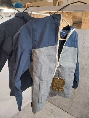 2 vestes Elements junior (pour l'ensemble jamais utilisé, pa…