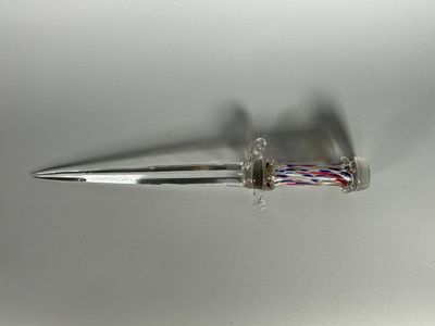 gros plan d'une paire de ciseaux sur une surface blanche
