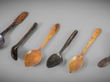 six cuillères en bois sont alignées sur une table