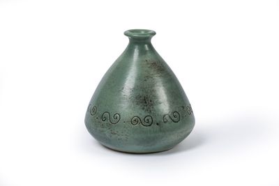 un vase vert sur lequel figurent des inscriptions sur un fond blanc