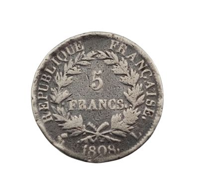 une vieille pièce d'argent ornée d'une couronne sur le recto