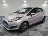 la voiture argentée est garée sur un sol en damier dans le garage