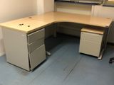 une photo d'un bureau d'angle dans un bureau