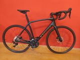 un vélo appuyé contre un mur rouge