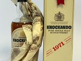 une image représentant une bouteille de Knockandoo à côté d'une boîte