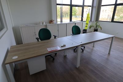 Deux bureaux un caisson à tiroirs, trois armoires basses à r…