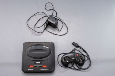une télécommande et une manette de jeu vidéo posées sur une table