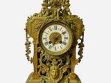une horloge en or posée sur une table