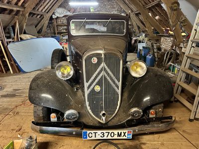 une vieille voiture qui prend la poussière dans un garage
