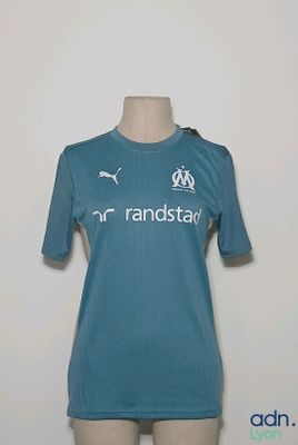 un mannequin portant une chemise bleue avec une inscription blanche dessus