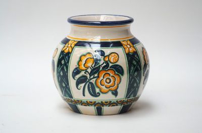 Vase boule en faïence émaillée à décor floral Art-Déco porta…