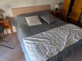 une chambre avec un lit et un bureau