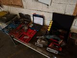 une table avec des outils dans une pièce
