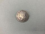 une pièce de monnaie en argent portant un visage de femme