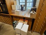 une pièce avec un bureau et une fenêtre sur laquelle sont posées de nombreuses boîtes