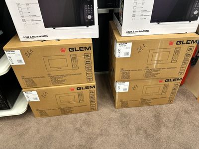 deux micro-ondes sont empilés l'un sur l'autre dans des cartons
