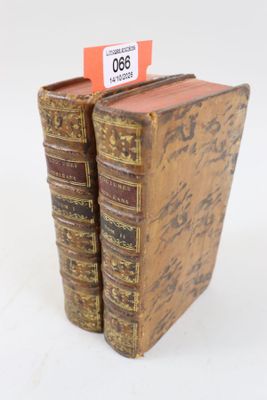 deux vieux livres empilés l'un sur l'autre