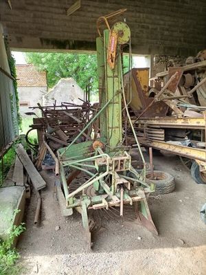 un gros tas de vieilles machines dans un garage