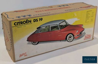 une boîte contenant une maquette de voiture rouge