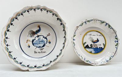 deux assiettes posées sur une table