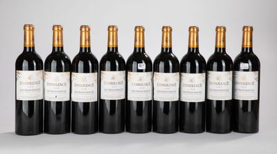 six bouteilles de vin rouge alignées