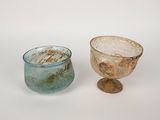 deux petits bols posés l'un à côté de l'autre sur une surface blanche
