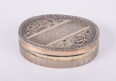 une vieille boîte en argent ornée d'un motif décoratif sur le dessus