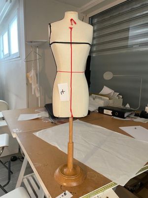 un mannequin assis sur une table dans une pièce
