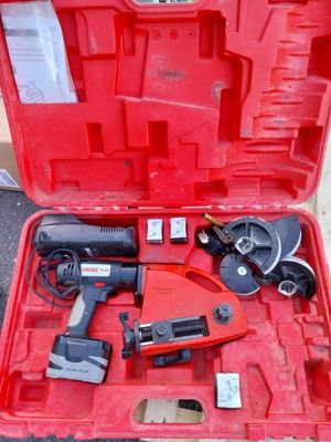 une photo d'une trousse à outils dans un coffret rouge posé par terre