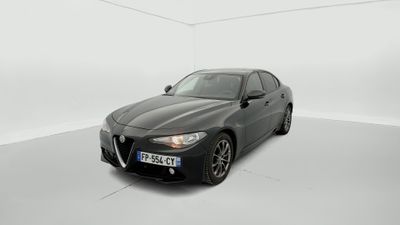 Le coupé Alfa noir est garé dans une pièce blanche