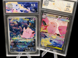 deux cartes à collectionner Pokémon dans des pochettes en plastique, sur fond noir