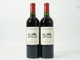 deux bouteilles de vin posées l'une à côté de l'autre sur une table