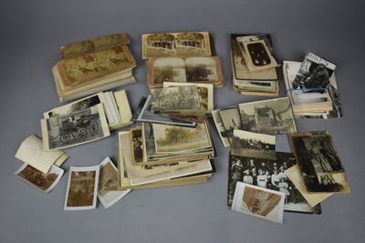 une pile de vieilles photos et de vieux livres posée sur une table