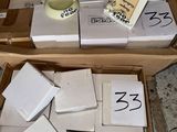 une boîte posée par terre, contenant de nombreux objets