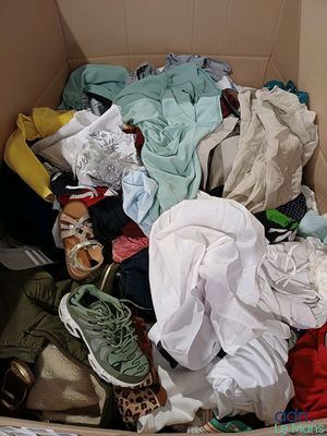 une boîte en carton remplie de vêtements et d'autres objets